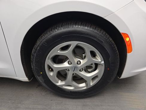 Used 2024 Chrysler Pacifica Limited image 12