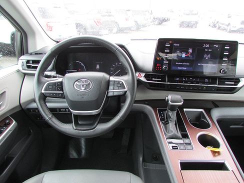 Used 2024 Toyota Sienna XLE image 20