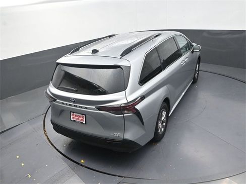 Used 2024 Toyota Sienna XLE image 22