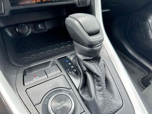 Used 2021 Toyota RAV4 LE AWD/4WD image 17