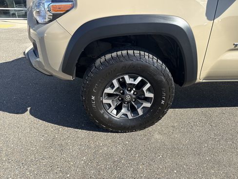 Used 2020 Toyota Tacoma TRD Off-Road AWD/4WD image 9