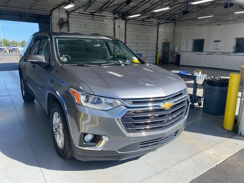 Used 2021 Chevrolet Traverse LT FWD image 1