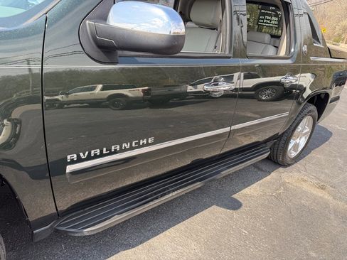 Used 2013 Chevrolet Avalanche LTZ image 40