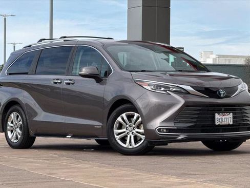 Certified 2021 Toyota Sienna Platinum image 2