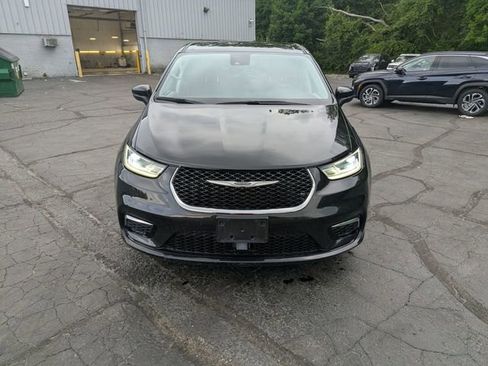 Used 2023 Chrysler Pacifica Touring-L FWD image 8