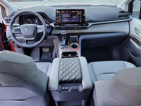 Used 2022 Toyota Sienna XLE image 17