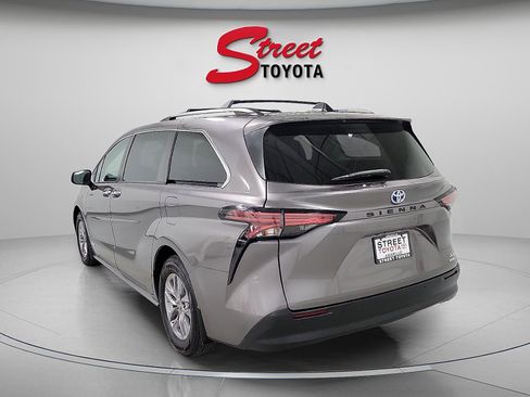 Certified 2021 Toyota Sienna XLE image 2