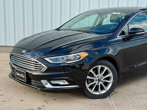 Used 2017 Ford Fusion SE w/ Fusion SE Technology Package FWD image 2