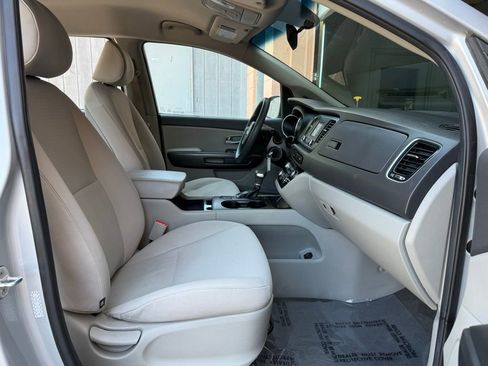 Used 2018 Kia Sedona L FWD image 16