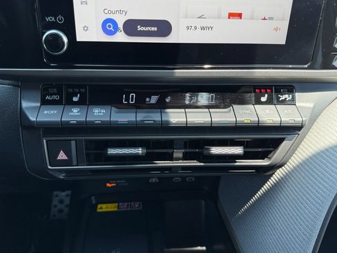 Used 2025 Toyota Camry SE w/ Convenience Package FWD image 16