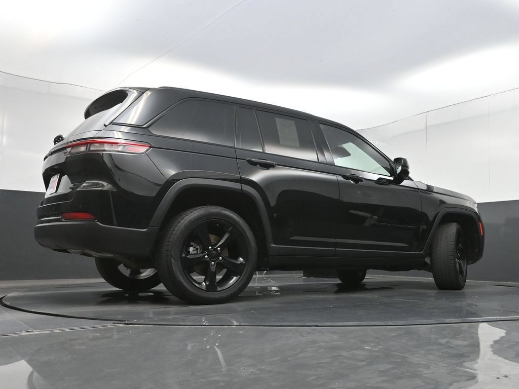 Used 2023 Jeep Grand Cherokee Limited w/ Black Appearance Package AWD/4WD image 34