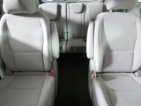 Used 2017 Kia Sedona L image 13