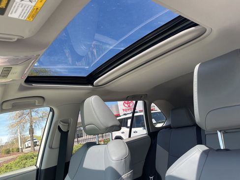 Used 2022 Toyota RAV4 XLE Premium image 11