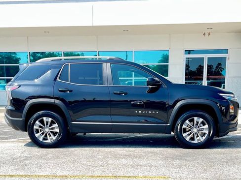 Used 2025 Chevrolet Equinox LT w/ Convenience Package II image 3