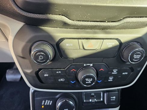 Used 2019 Jeep Renegade Latitude w/ Safety & Security Group II image 23