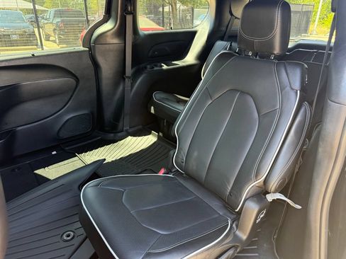 Used 2025 Chrysler Pacifica Limited FWD image 4