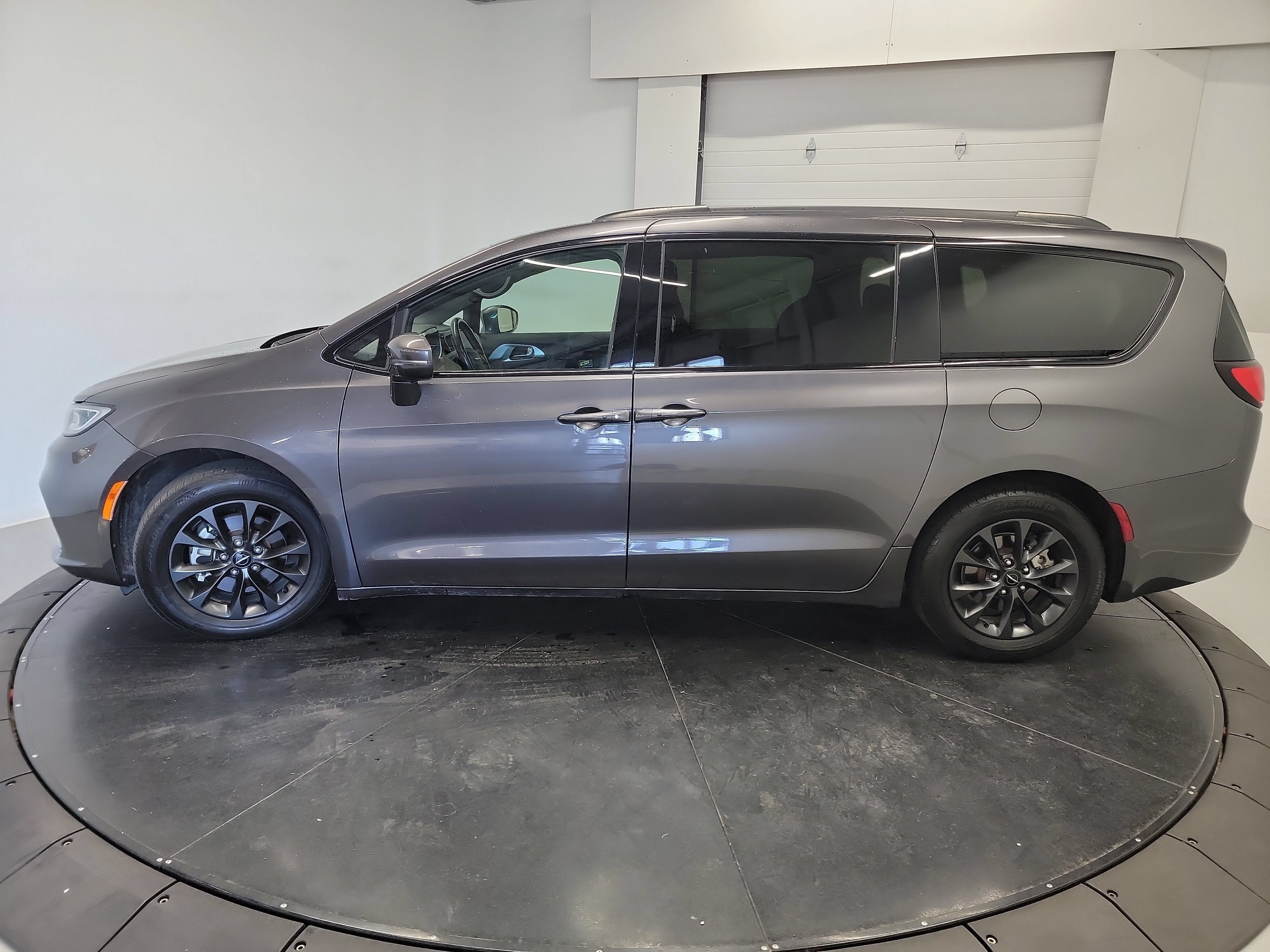 Used 2021 Chrysler Pacifica Touring-L w/ S Appearance Package FWD image 4
