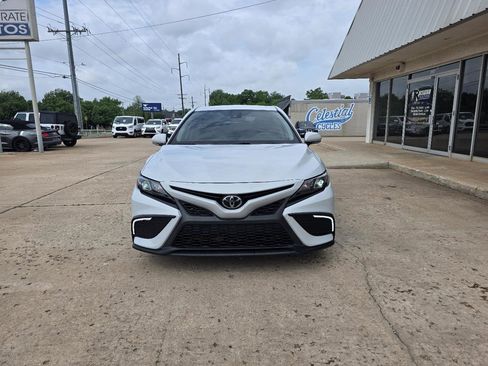 Used 2022 Toyota Camry SE image 2