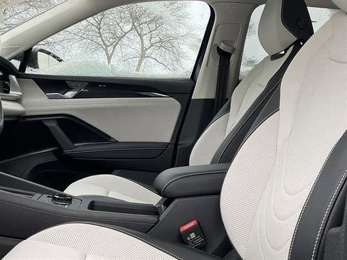 New 2026 Volkswagen Tiguan SE image 9