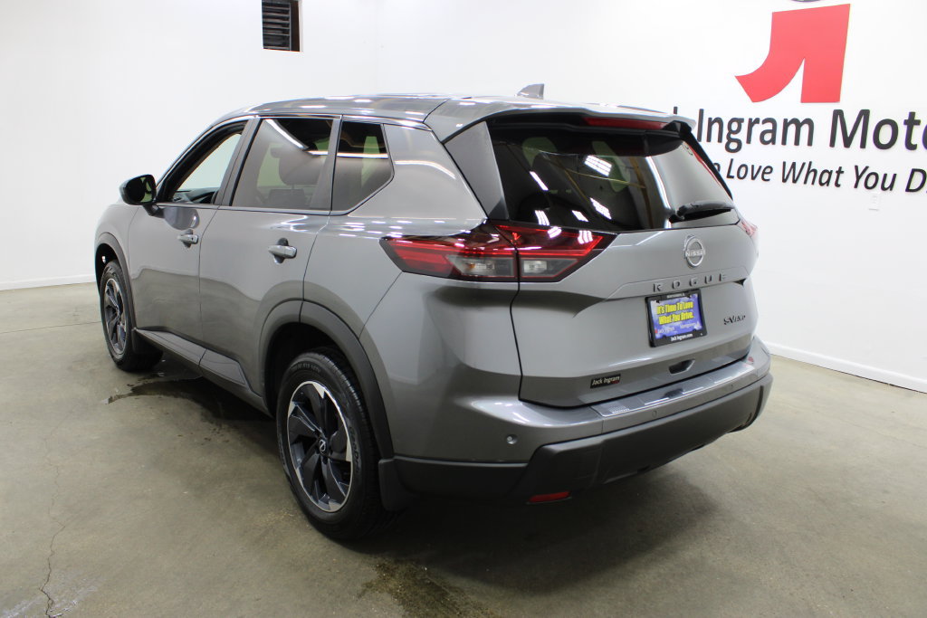Used 2024 Nissan Rogue SV AWD/4WD image 3