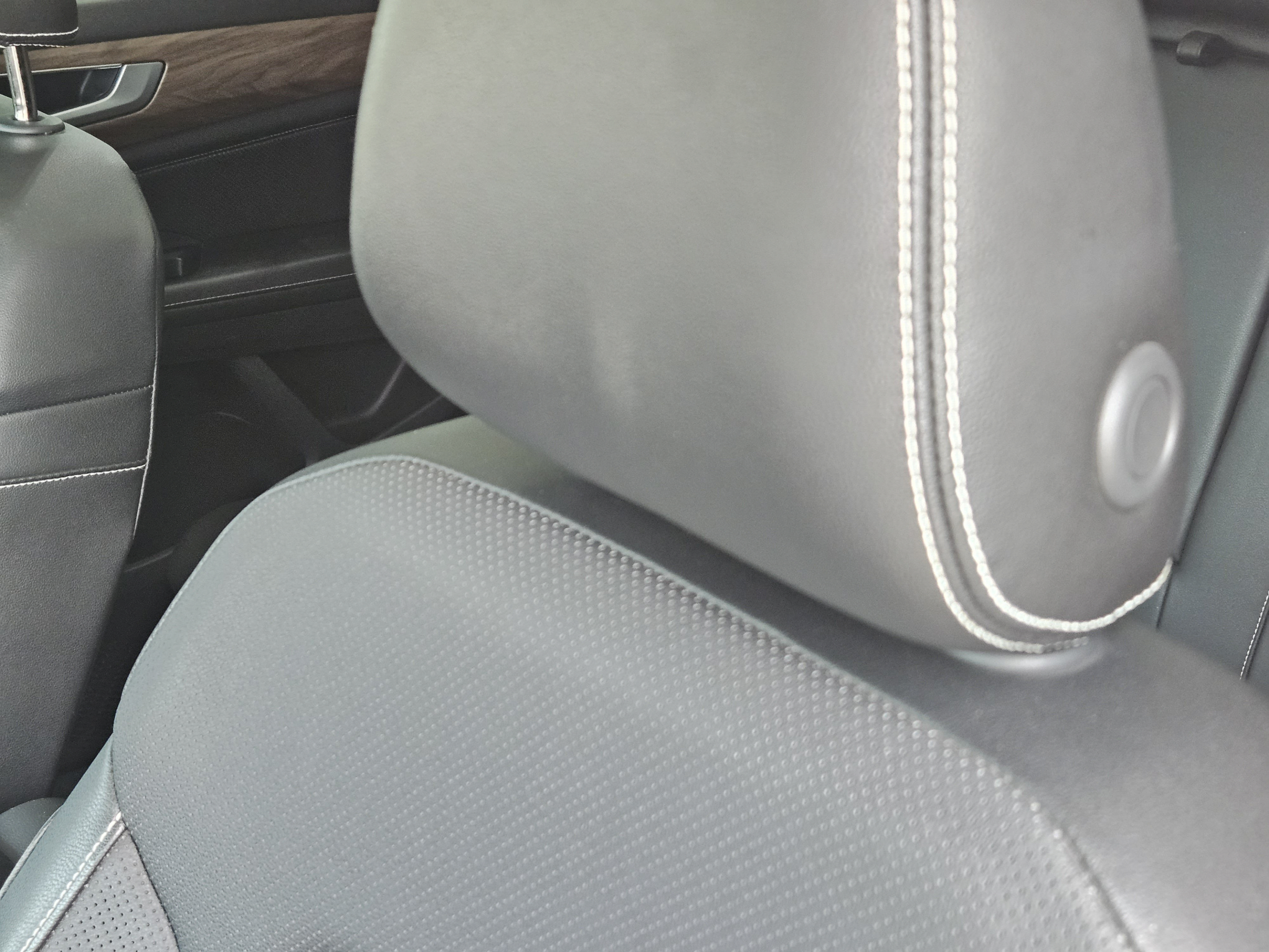 Used 2024 Volkswagen Atlas SE w/ Panoramic Sunroof Package FWD image 7