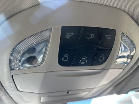 Used 2023 Chrysler Pacifica Touring-L image 22