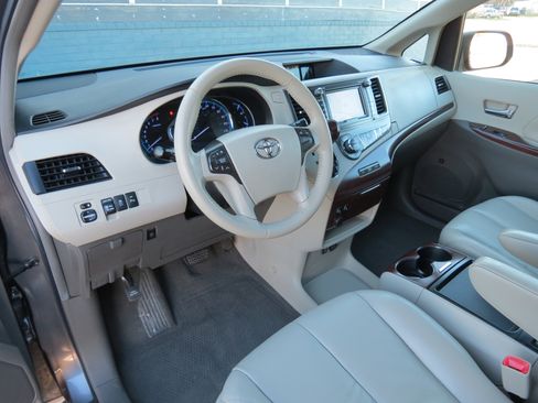 Used 2011 Toyota Sienna XLE image 33