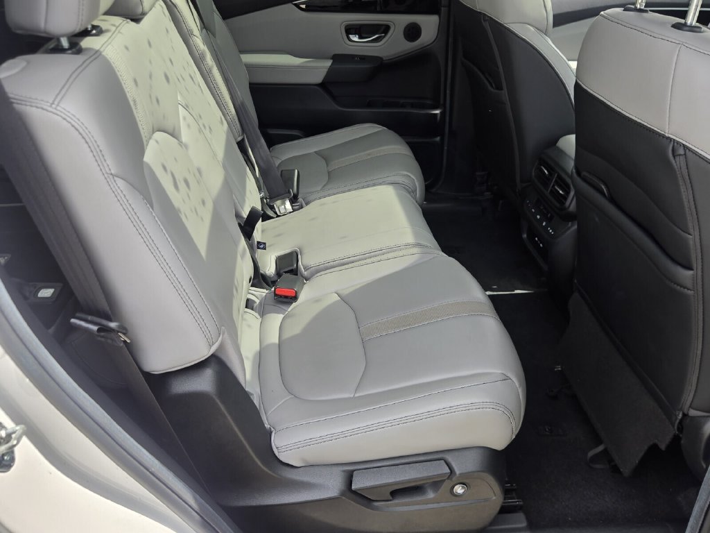 Certified 2025 Honda Pilot Touring image 18