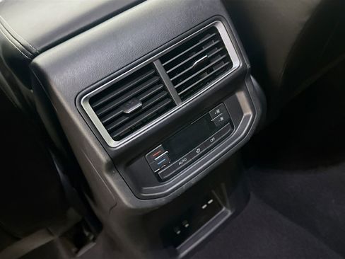 Used 2025 Volkswagen Atlas SE image 28