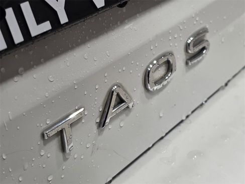 Used 2023 Volkswagen Taos SE w/ Black Wheel Package image 8