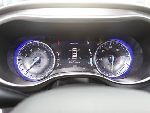 Used 2024 Chrysler Pacifica Touring-L image 13