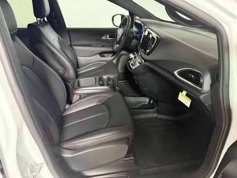 New 2026 Chrysler Voyager LX image 16