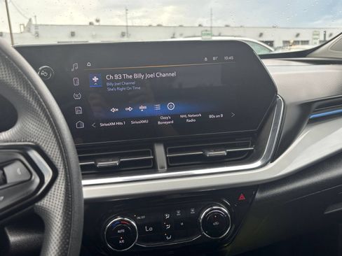 Used 2025 Chevrolet Trax LT FWD image 19