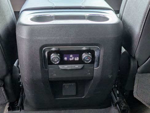 Used 2025 Chevrolet Suburban Z71 AWD/4WD image 24