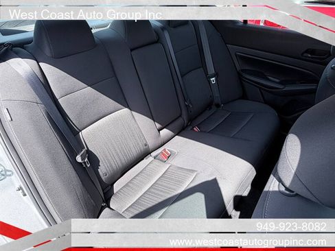 Used 2025 Nissan Altima 2.5 SV FWD image 11