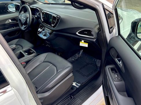 Used 2025 Chrysler Voyager LX image 29