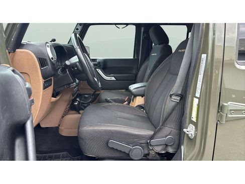 Used 2015 Jeep Wrangler Unlimited Rubicon w/ Connectivity Group image 10