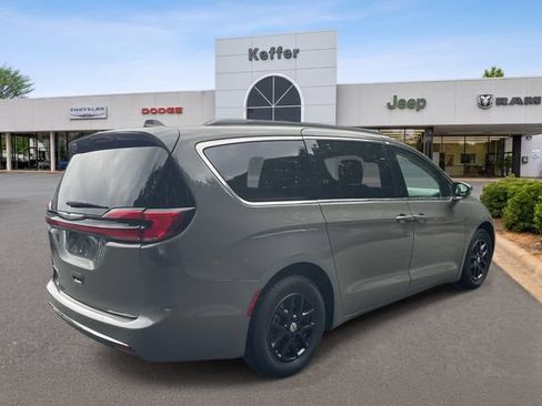 Used 2022 Chrysler Pacifica Touring-L FWD image 6