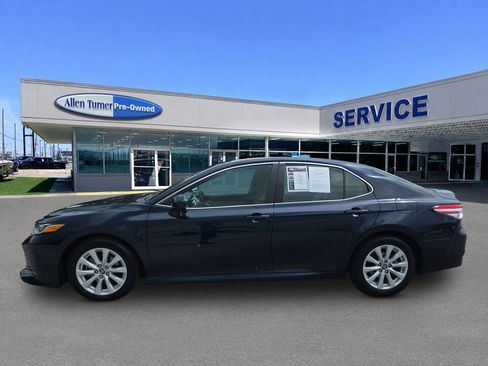 Used 2018 Toyota Camry LE FWD image 5