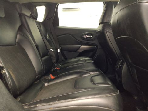 Used 2021 Jeep Cherokee Latitude Plus FWD image 19