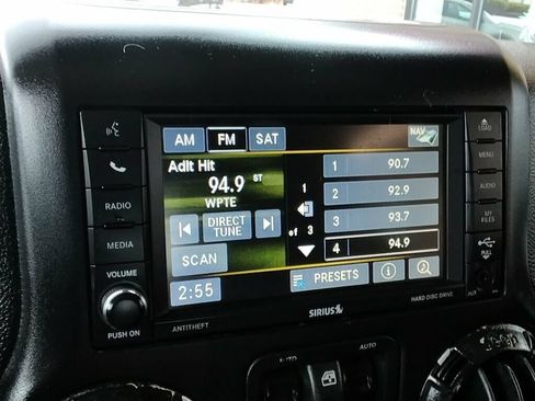 Used 2015 Jeep Wrangler Unlimited Sahara w/ Connectivity Group AWD/4WD image 18