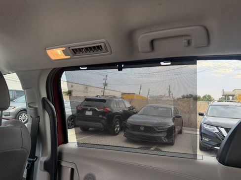 Used 2022 Toyota Sienna LE FWD image 32