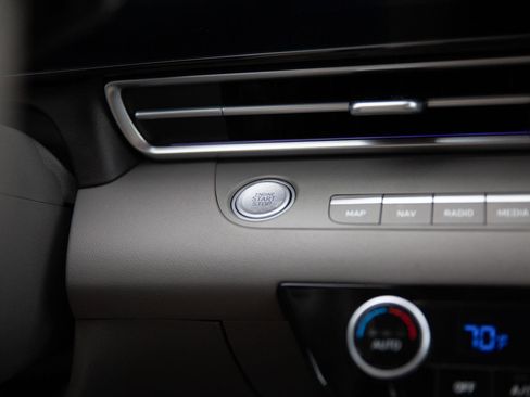 Used 2025 Hyundai Elantra SEL image 13