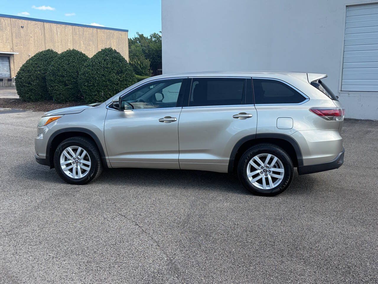 Used 2016 Toyota Highlander LE FWD image 1