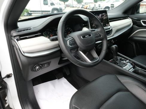 Used 2025 Jeep Compass Limited AWD/4WD image 3