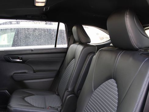 Used 2023 Toyota Highlander XSE image 17