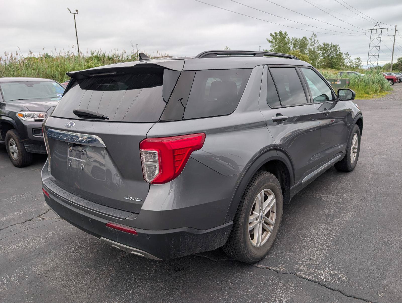 Used 2022 Ford Explorer XLT w/ Equipment Group 202A AWD/4WD image 10