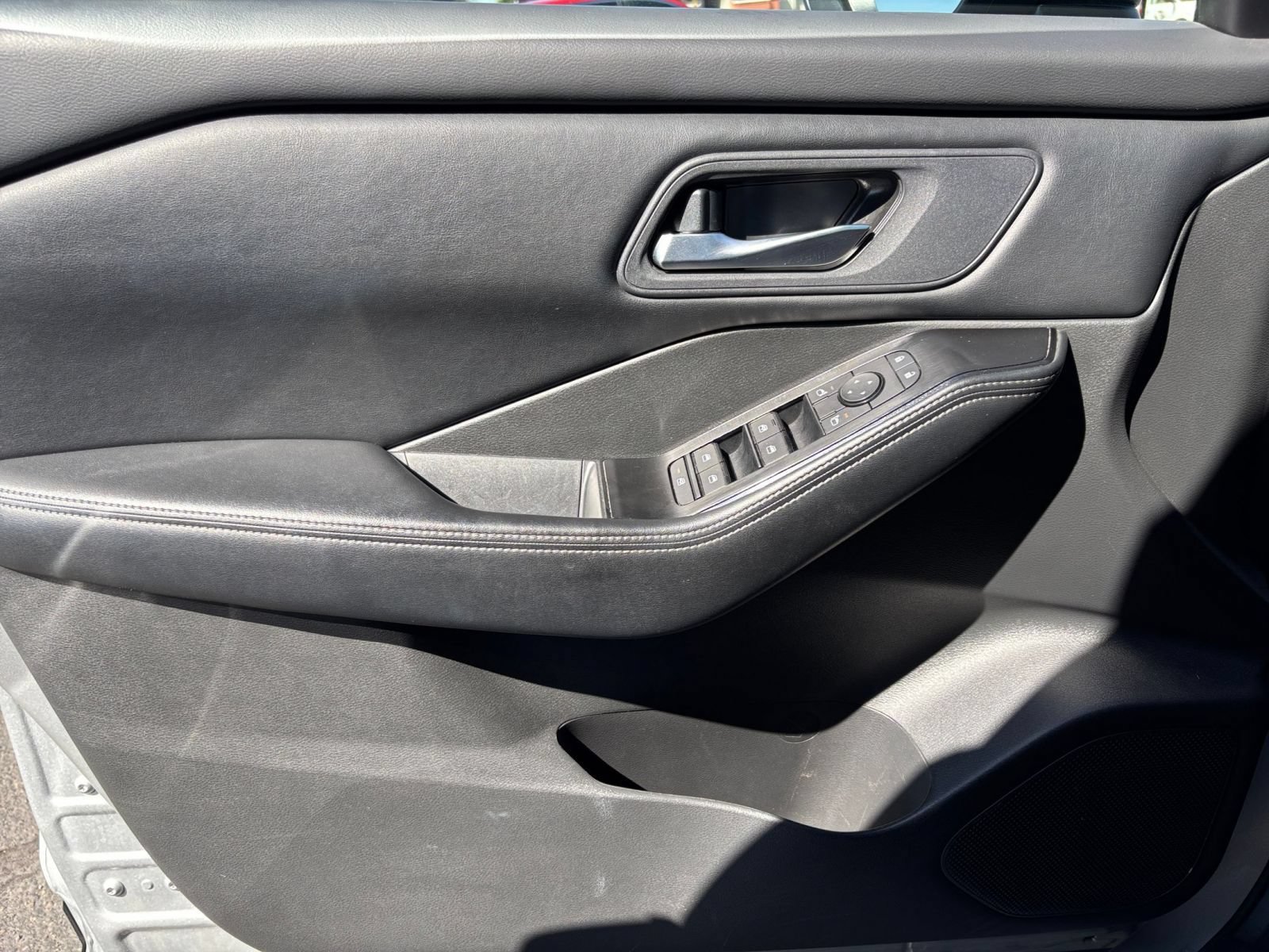 Used 2025 Nissan Rogue SV AWD/4WD image 18