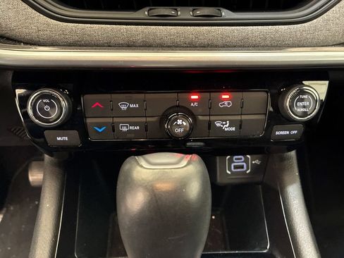 Used 2024 Jeep Compass Latitude AWD/4WD image 19