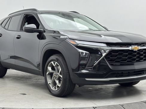 Used 2026 Chevrolet Trax LT w/ Driver Confidence Package FWD image 3